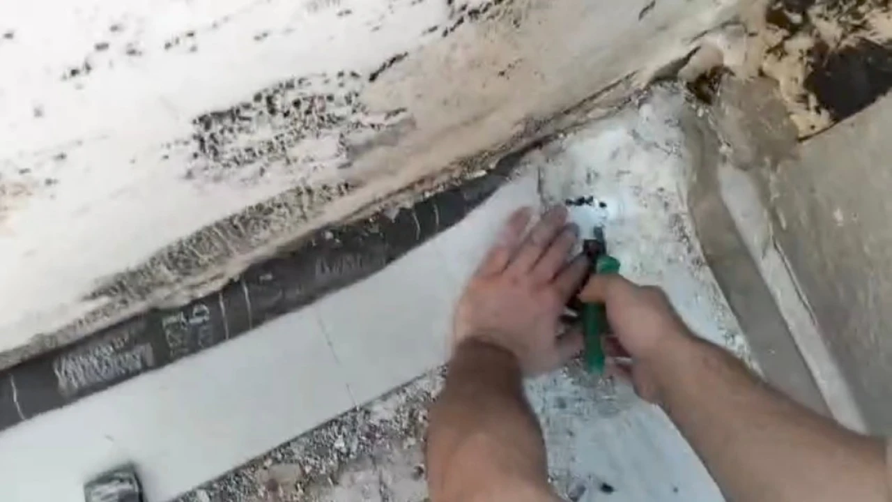 Yağmur suyu giderine sıkışan yavru kediyi itfaiyeciler kurtardı