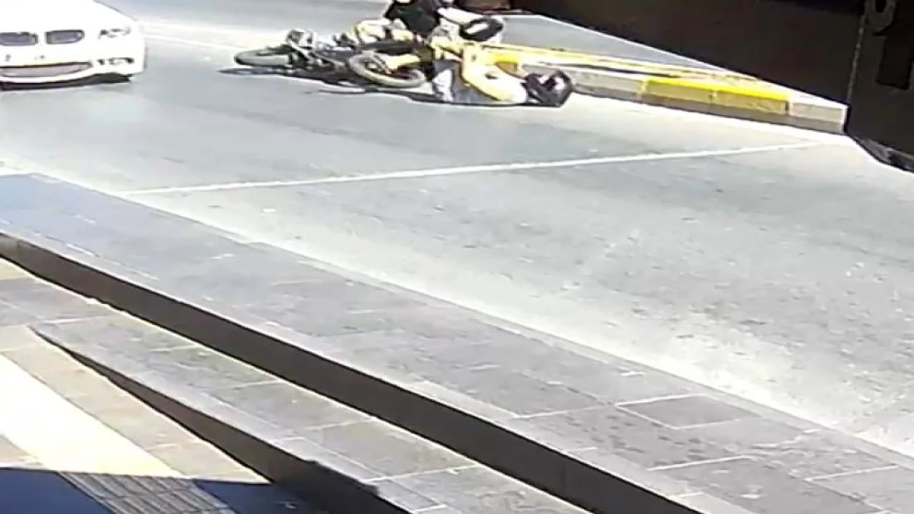 Yayaya çarpmamak için fren yapınca devrilen motosikletteki 2 kişi yaralandı