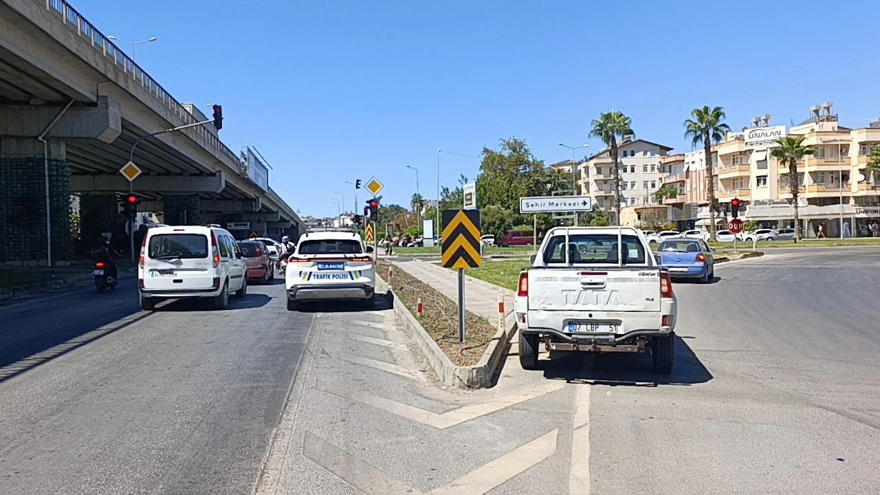 Yol kenarındaki kamyonet ekipleri alarma geçirdi, gerçek ise apayrı çıktı