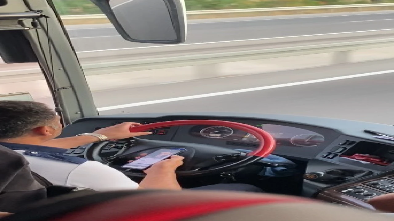 Yolcu otobüsü şoförünün seyir halindeyken müzik keyfi yolcu kamerasında