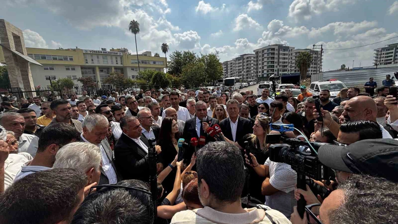 Yüreğir Belediyesi önünde başkan vekilliği kararına tepki