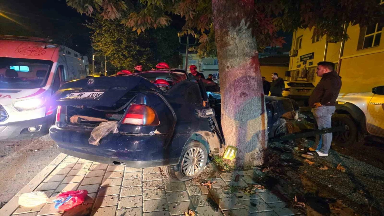 Adanada ağaca çarpan otomobildeki çocuk öldü, sürücü ağır yaralandı