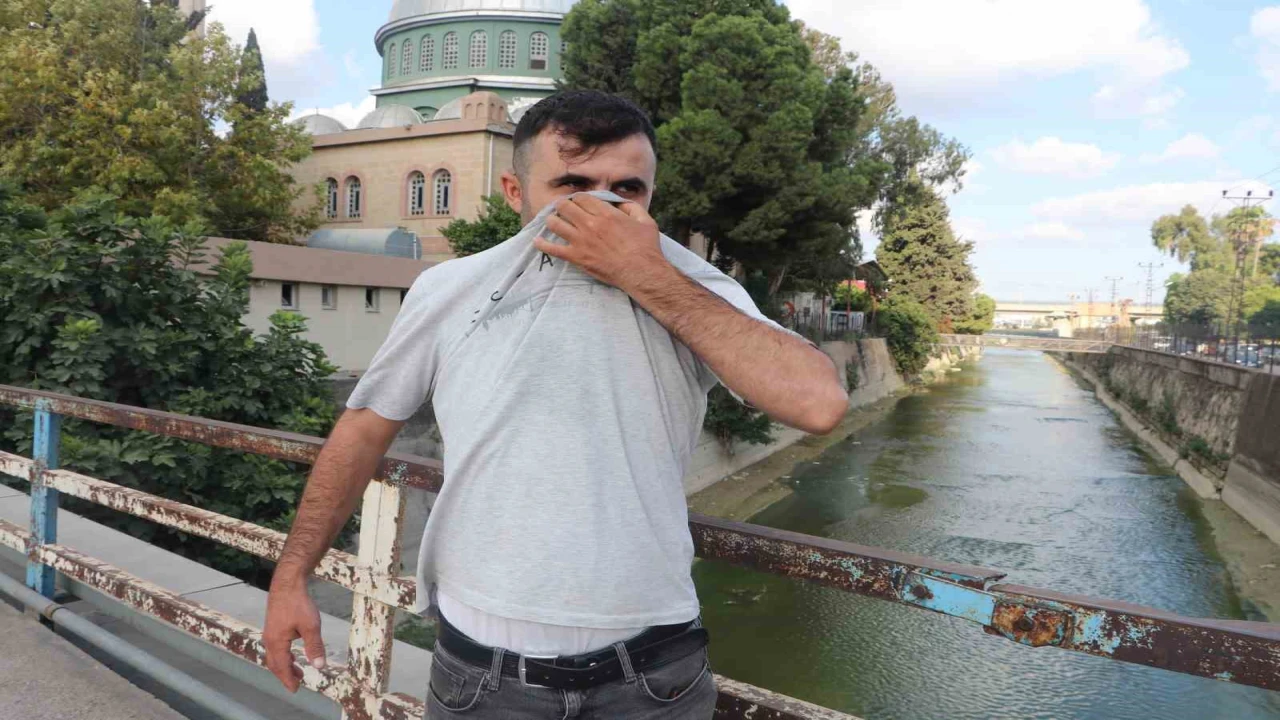 Adanada bakımsız sulama kanalı vatandaşı ve esnafını isyan ettirdi