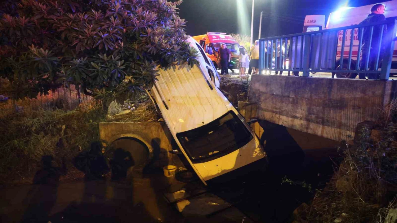 Adanada şiddetli yağışta kayan otomobil sulama kanalına düştü: 2 yaralı
