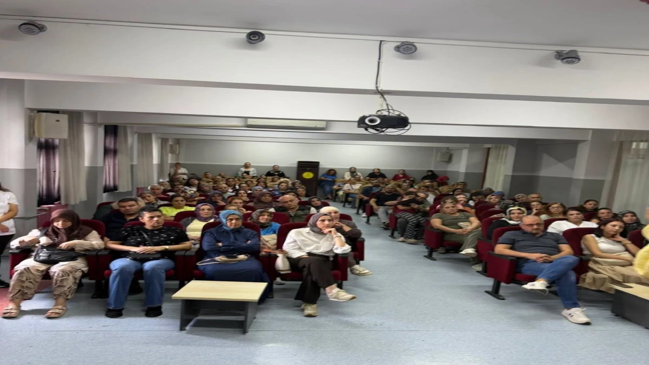 Adanada velilere aile ve medya eğitimi verildi