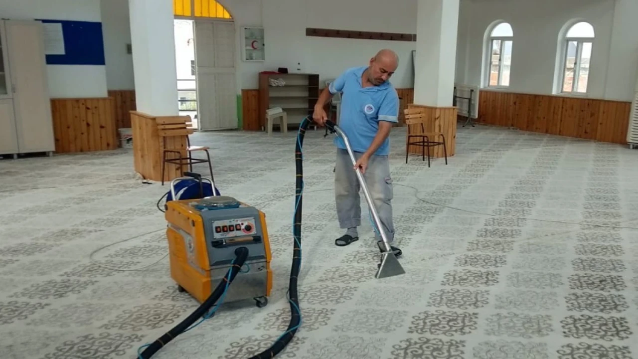 Akdenizde ibadethanelerin temizliği düzenli olarak yapılıyor