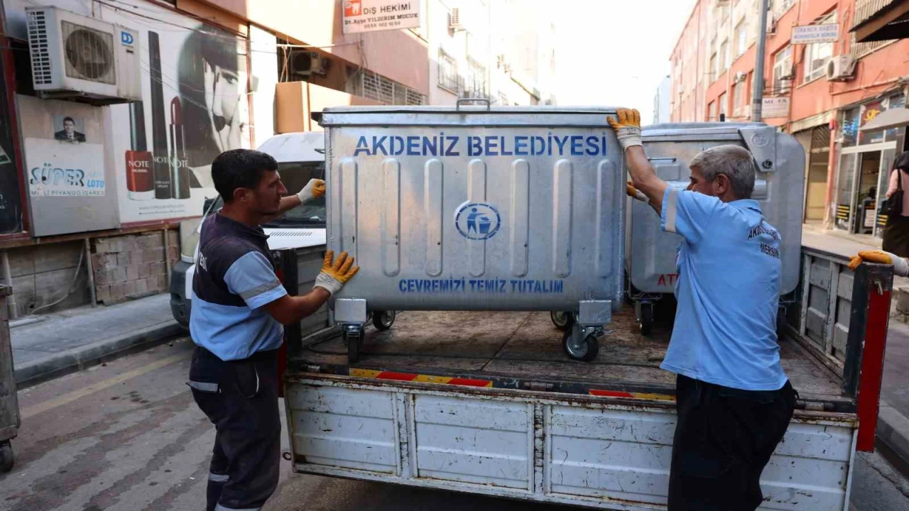 Akdenizde yıpranan çöp konteynerleri yenileniyor