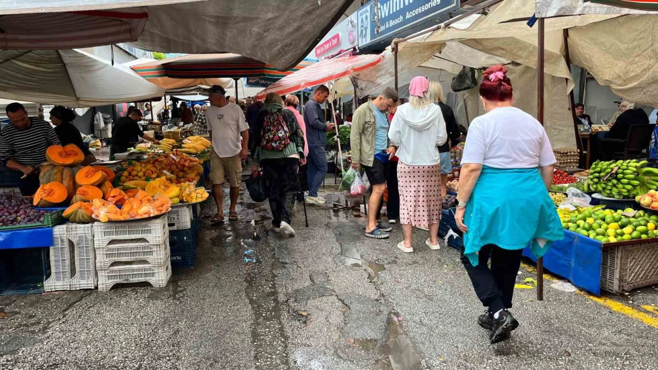 Alanyada sağanak pazar yerini göle çevirdi