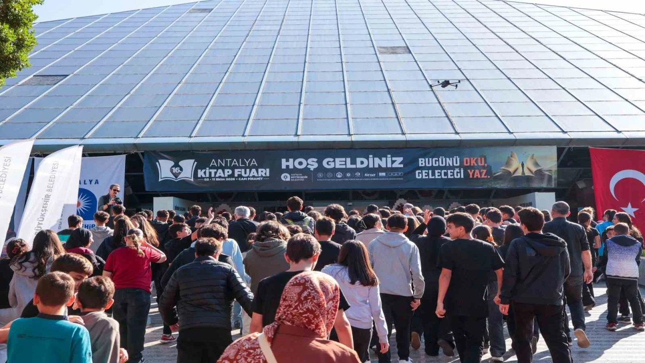 Antalya Kitap Fuarına öğrencilerden yoğun ilgi