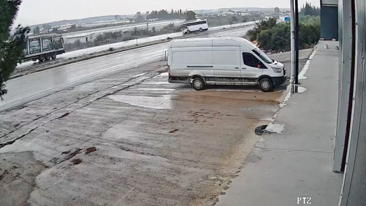 Antalyada 17 kişinin yaralandığı midibüs kazası güvenlik kamerasında