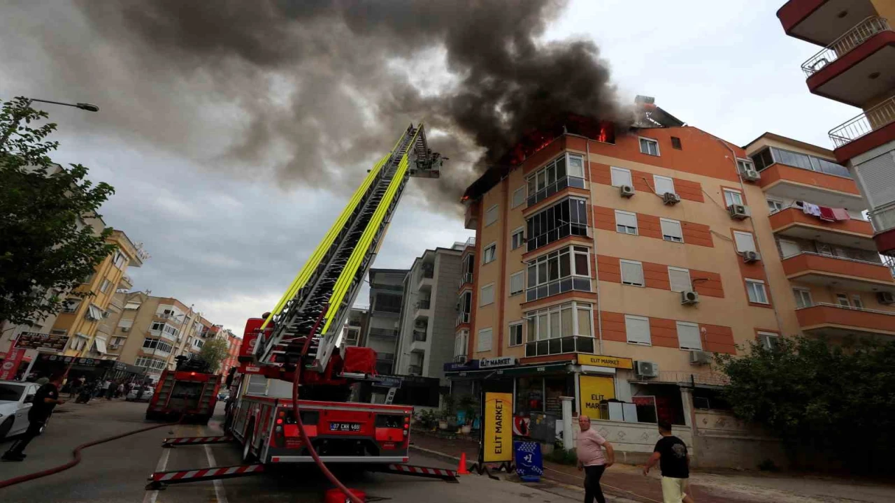 Antalyada 5 katlı apartmanın çatısında yangın paniği