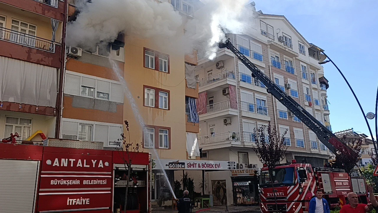 Antalyada 5 katlı binada yangın: Mahsur kalan 2si çocuk 4 kişiyi itfaiye kurtardı