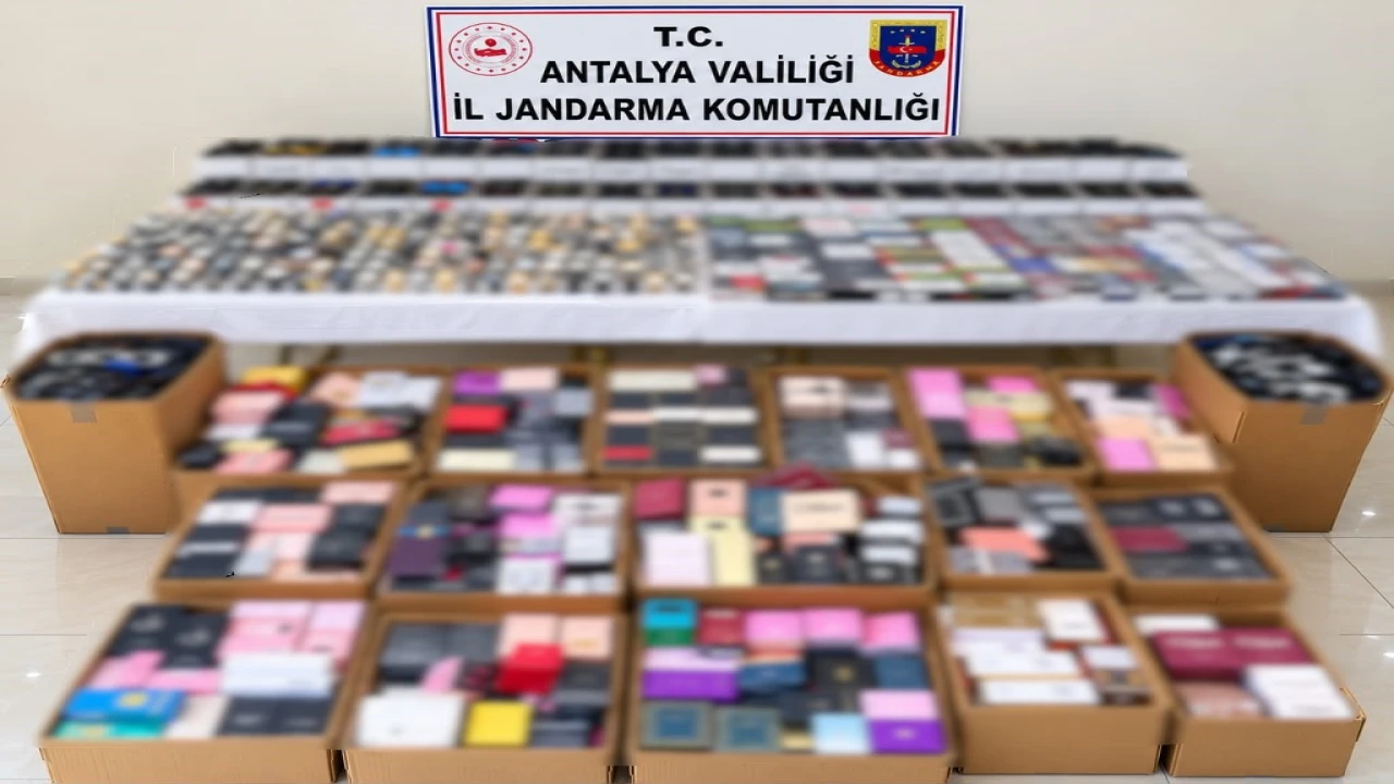 Antalyada 6 milyon 250 bin liralık kaçak ürün ele geçirildi
