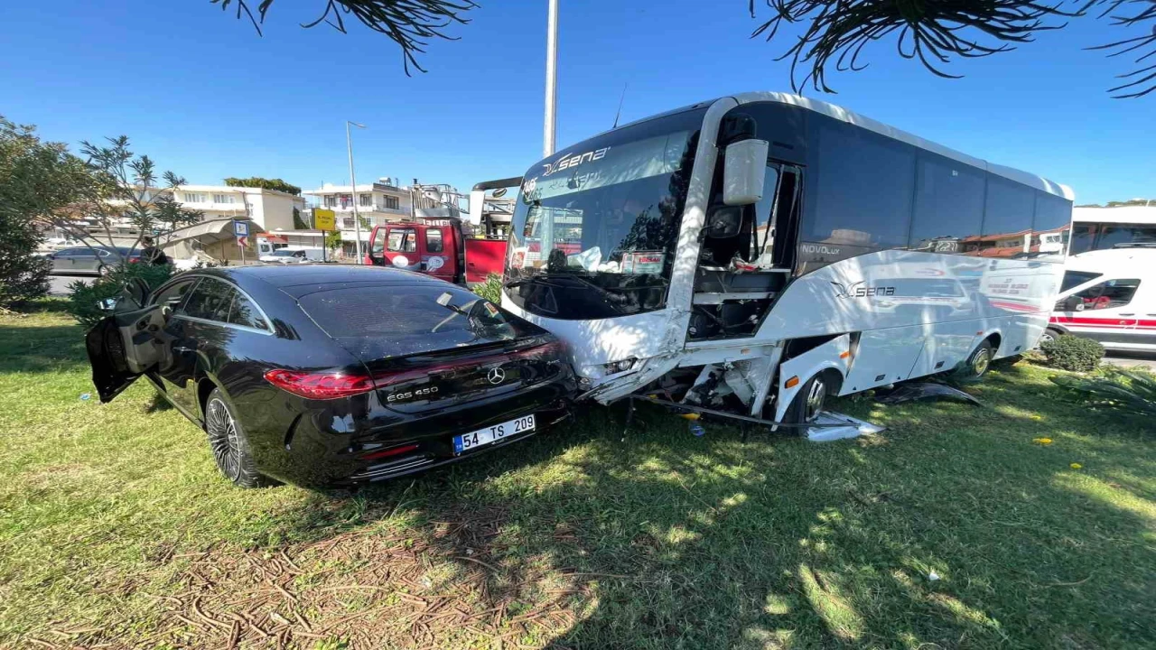 Antalyada midibüs ile otomobilin çarpışma anı kamerada: 2 yaralı