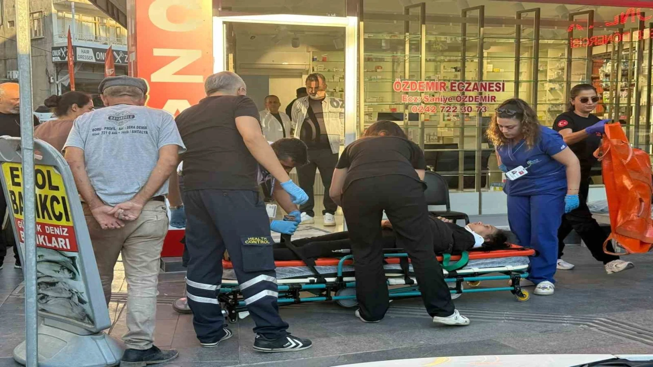 Antalyada otomobil ile motosiklet çarpıştı: 2 yaralı