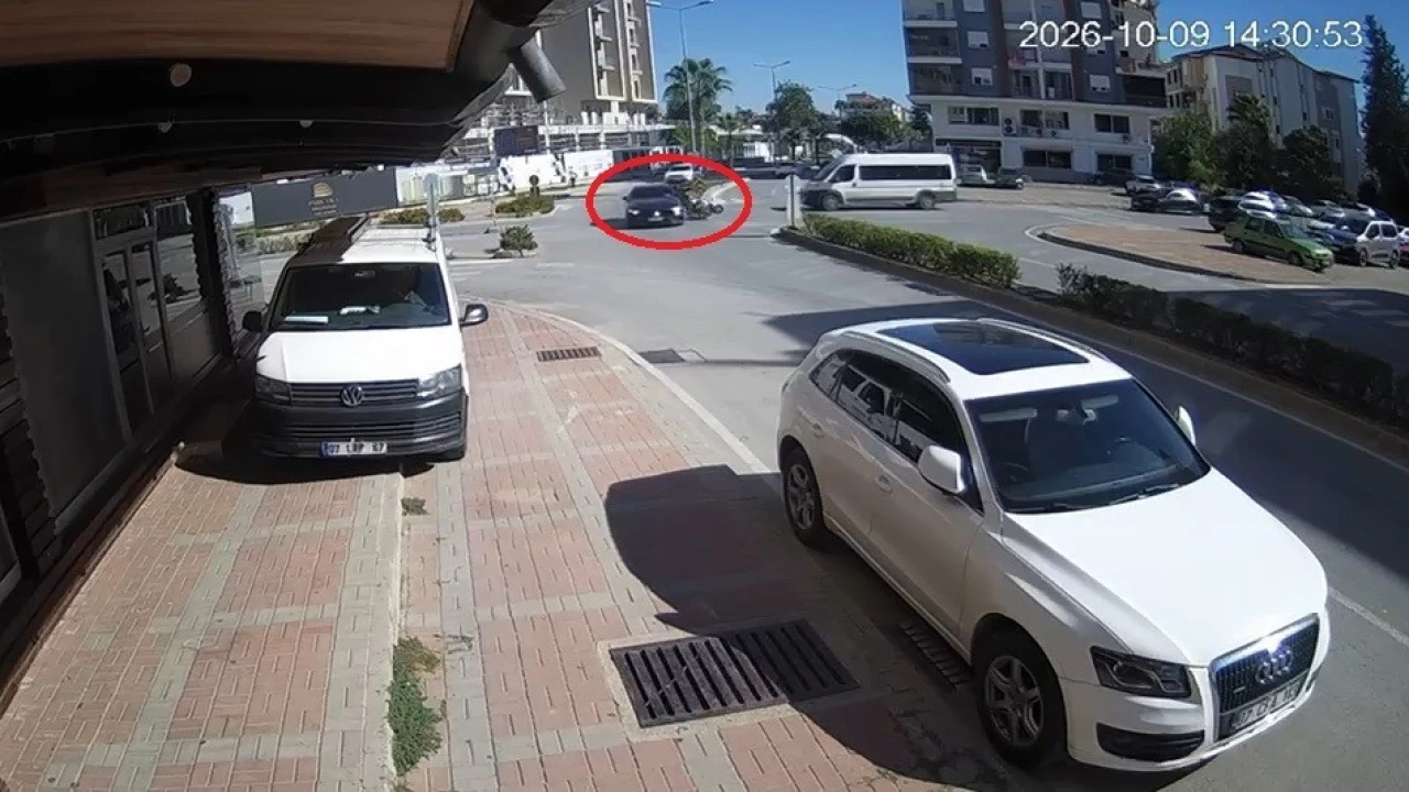 Antalyada otomobil ile motosikletin çarpışma anı kamerada