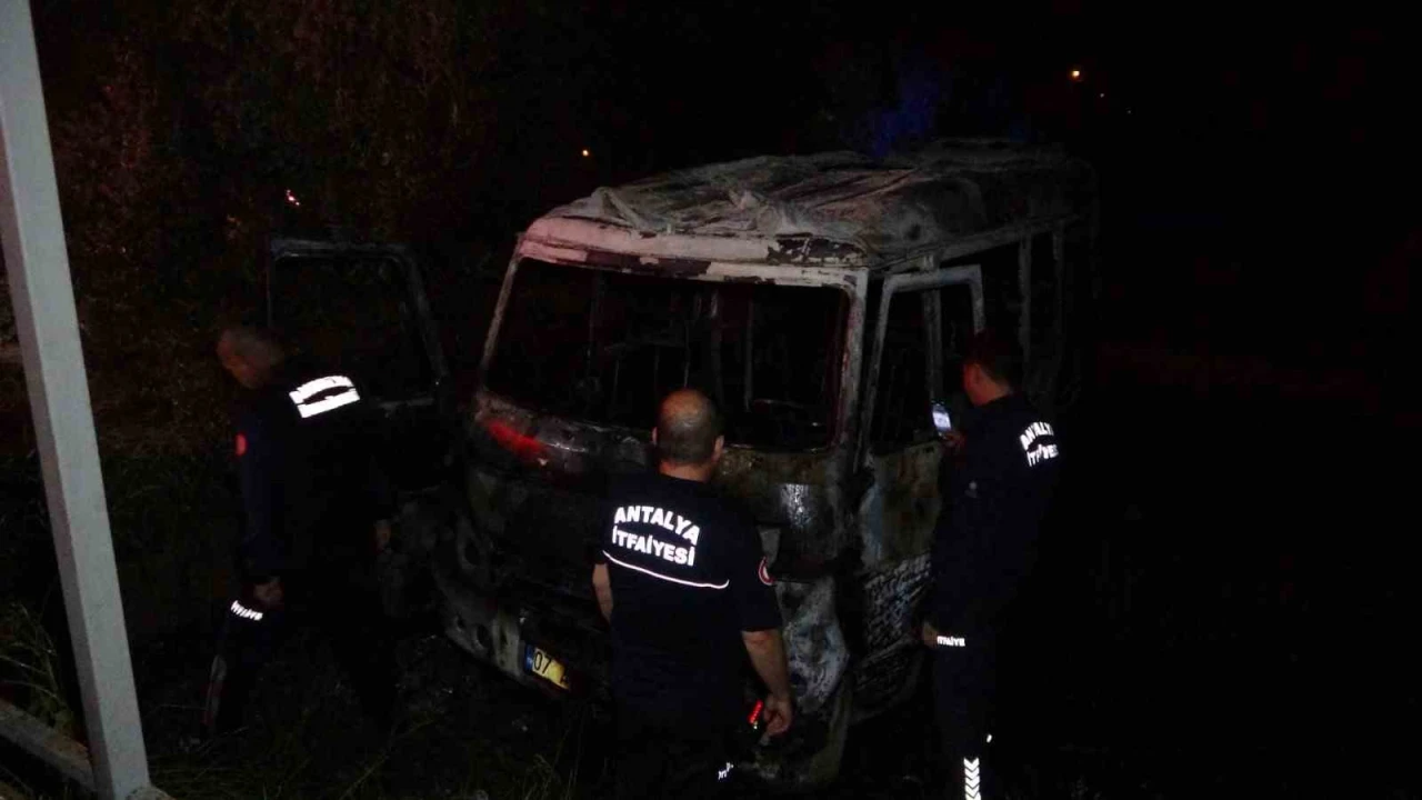 Antalyada park halindeki minibüs yandı