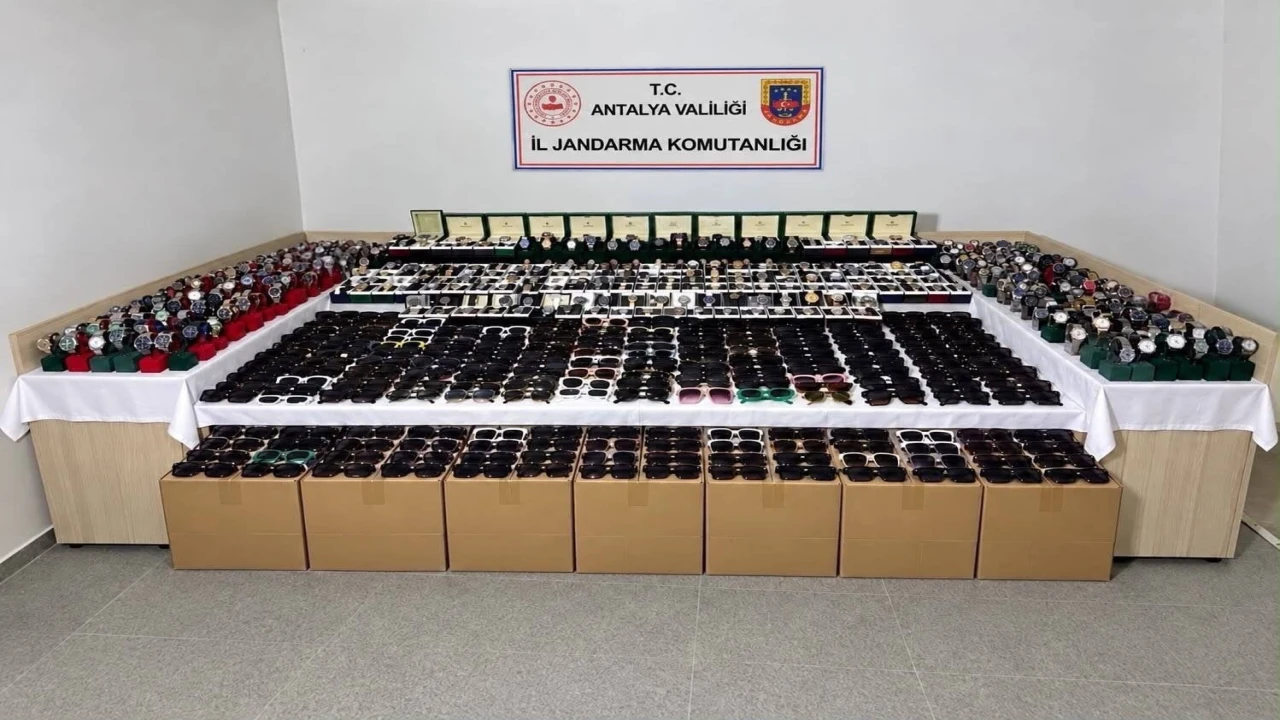 Antalyada piyasa değeri yaklaşık 5 milyon TL olan kaçak gözlük ve saat ele geçirildi