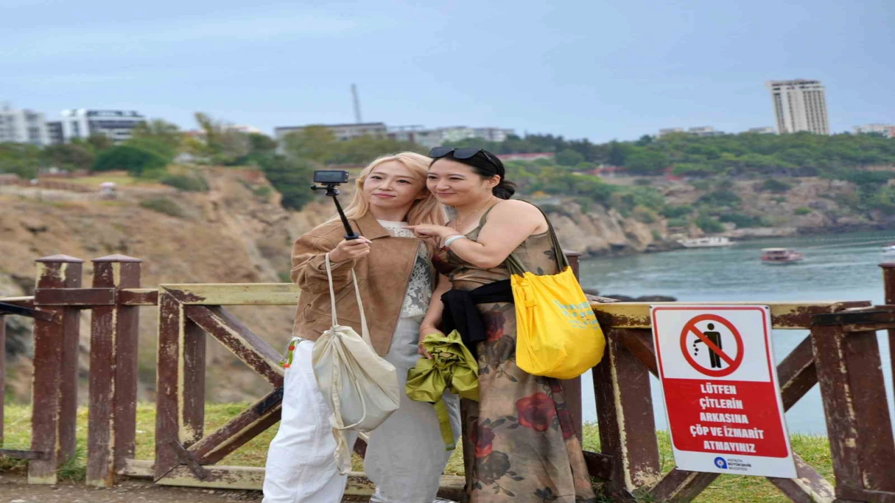 Antalyada turistler yağmura şemsiye, şelaleye objektif açtılar