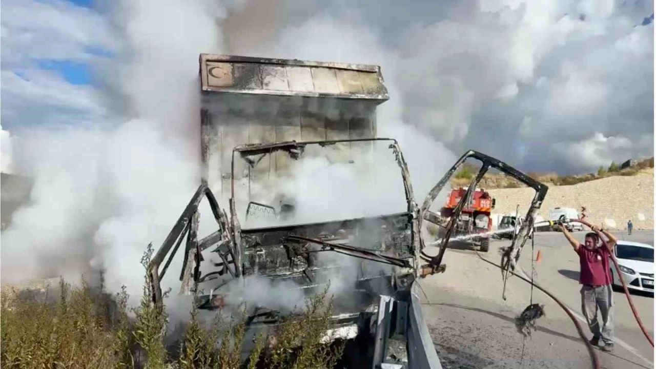 Antalyada yanan kamyonun sürücüsü, karşıdan gelen araçları görünce aracı bariyerlere sürmüş