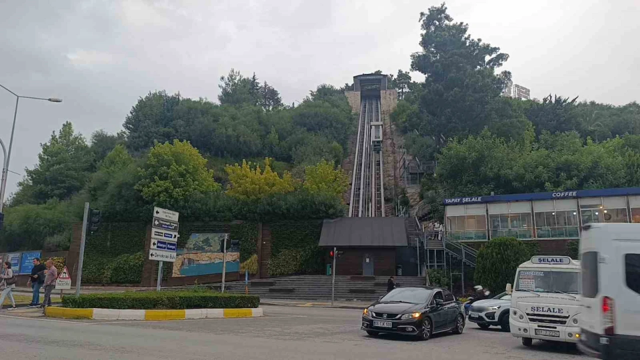 Arkadaşlarıyla şakalaşırken asansörde mahsur kaldılar