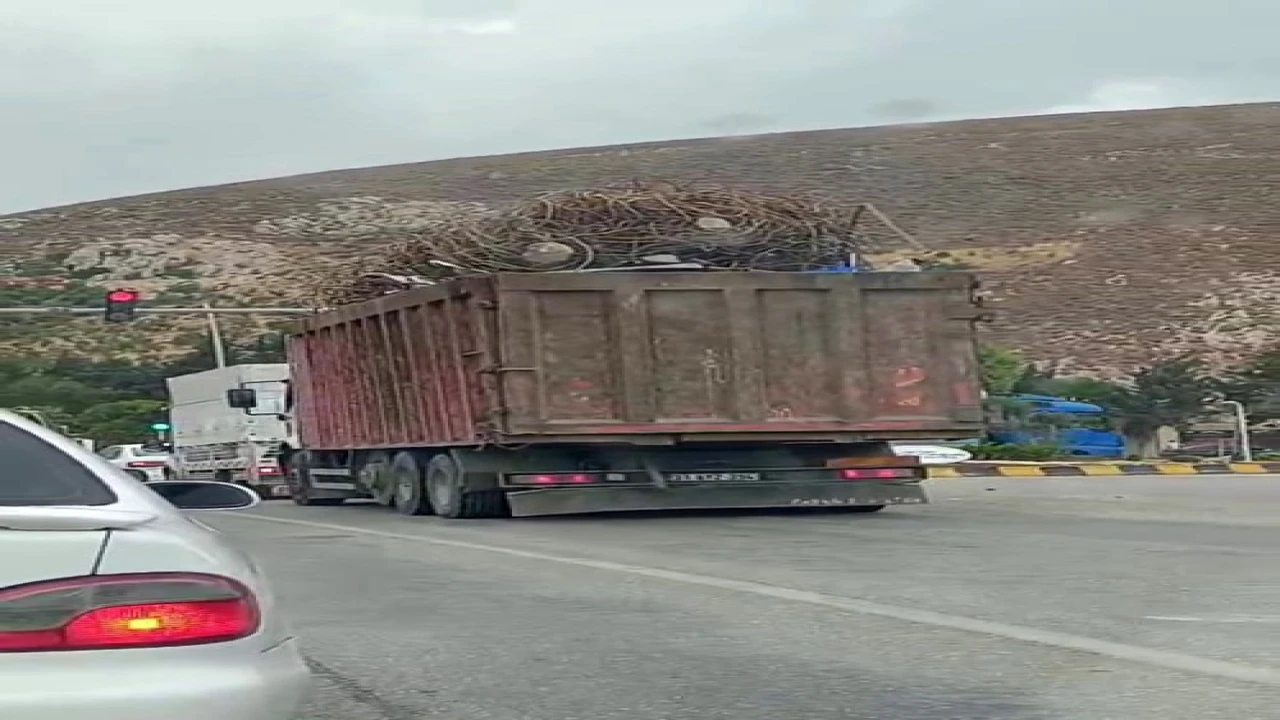 Aşırı demir yüklü tır trafikte yürekleri ağza getirdi