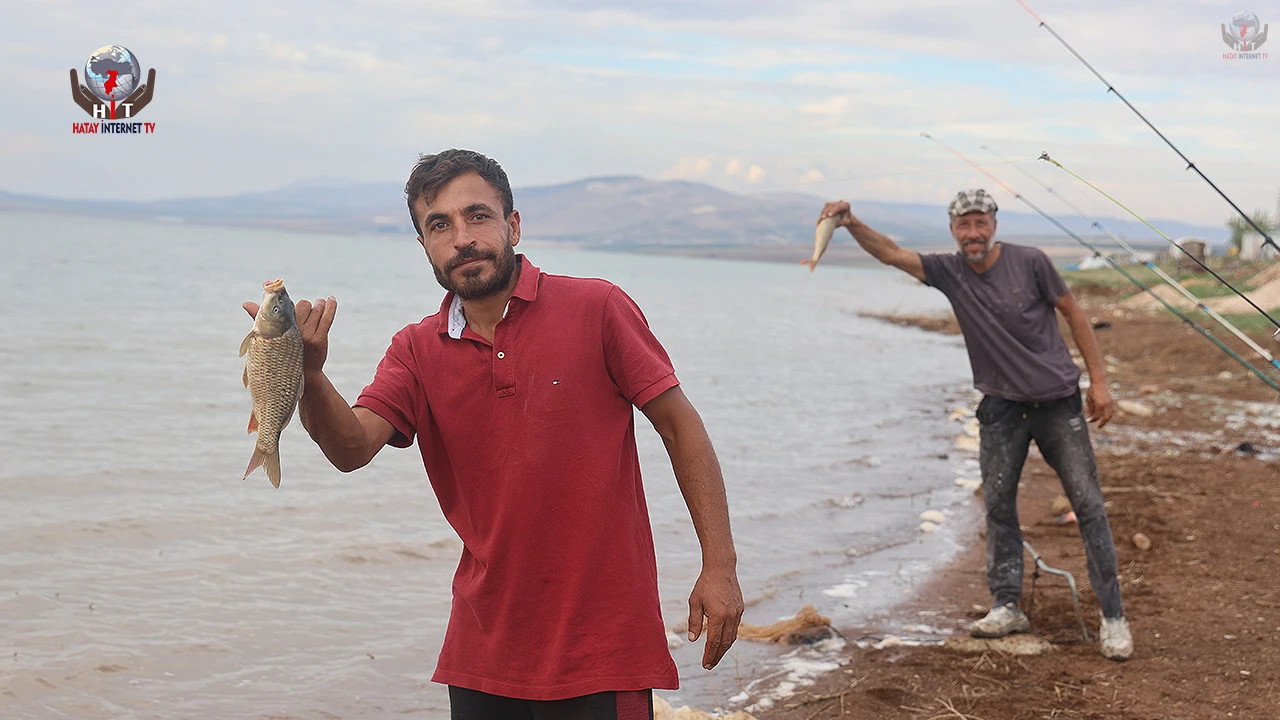Aşırı yağışlarla birlikte sular altında kalan köy olta balıkçılarının uğrak noktası oldu