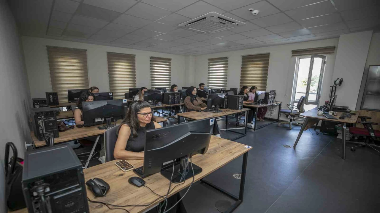 Bilgisayar eğitimiyle istihdama hazırlanıyorlar