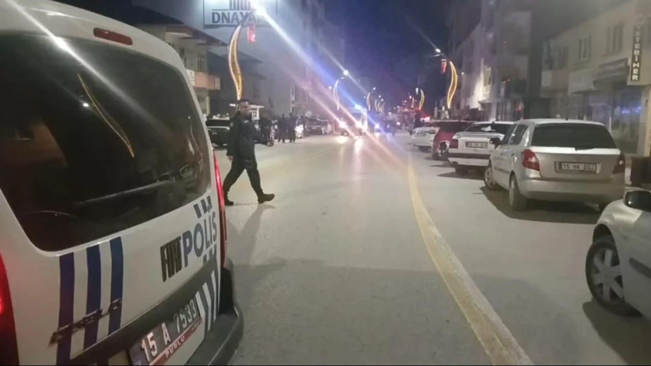 Burdurda çatı alevlere teslim oldu: Yangın güçlükle söndürüldü