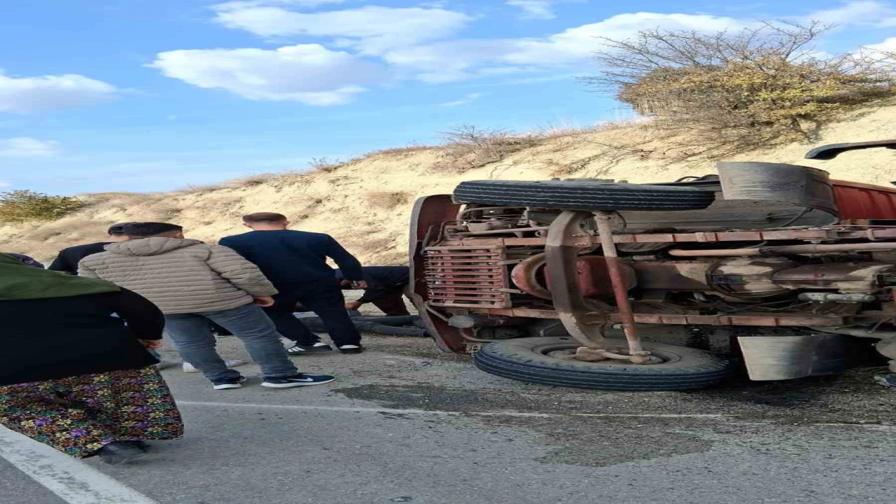 Burdurda yük kamyonu devrildi: 1 yaralı