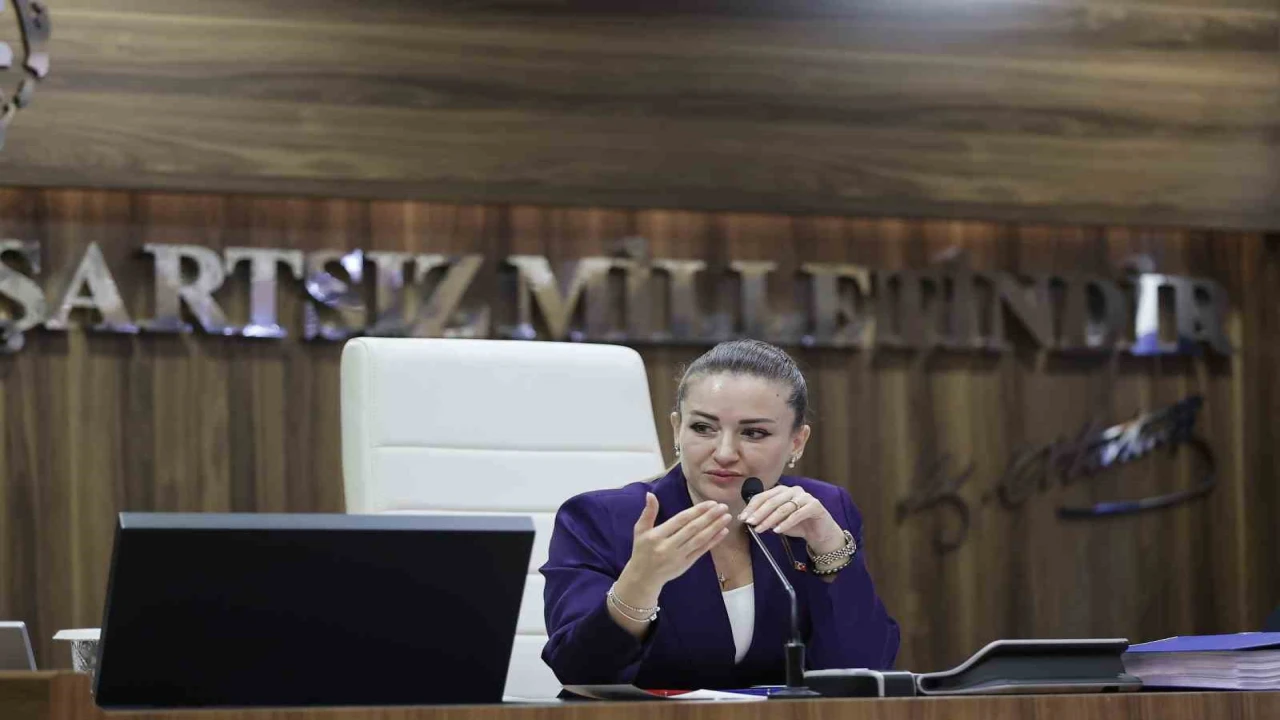 Büşra Özdemirden AK Partiye geçeceği iddialarına yanıt: Biraz daha nezaketli davranmalarını rica ediyorum