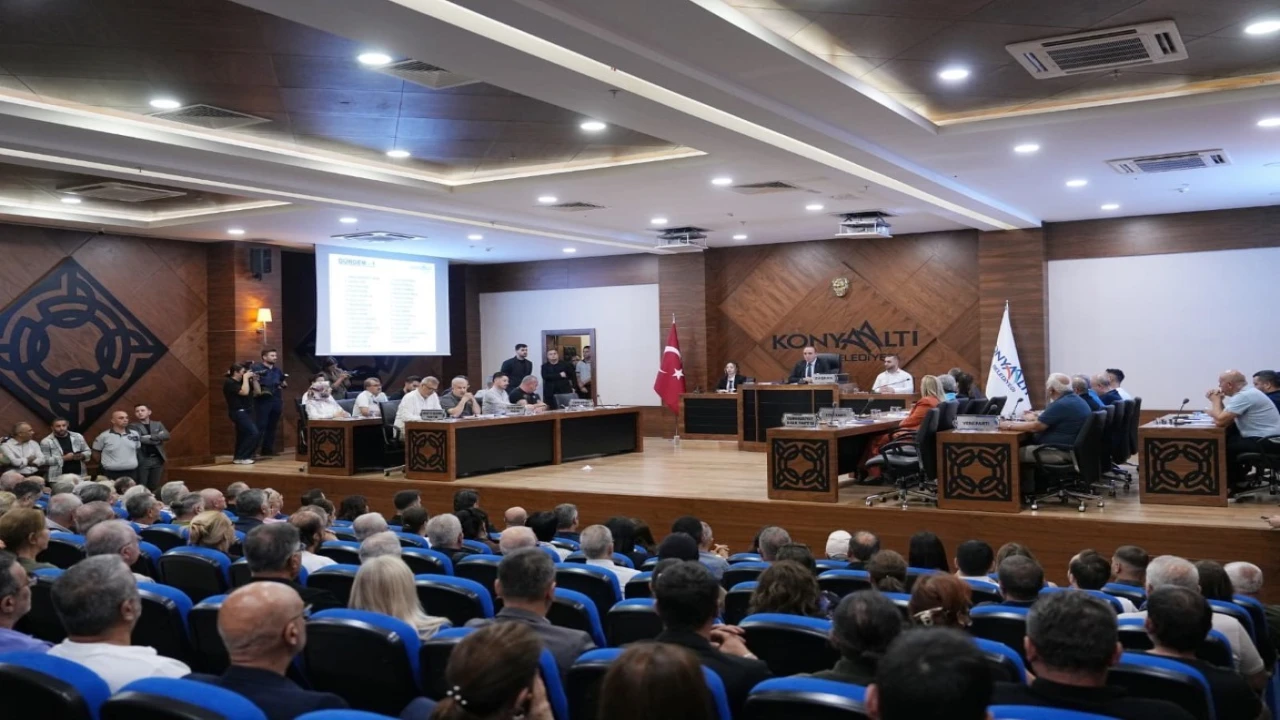 CHPden istifa eden Konyaaltı Belediye Başkanı Kotanın katıldığı meclis toplantısında gerginlik yaşandı