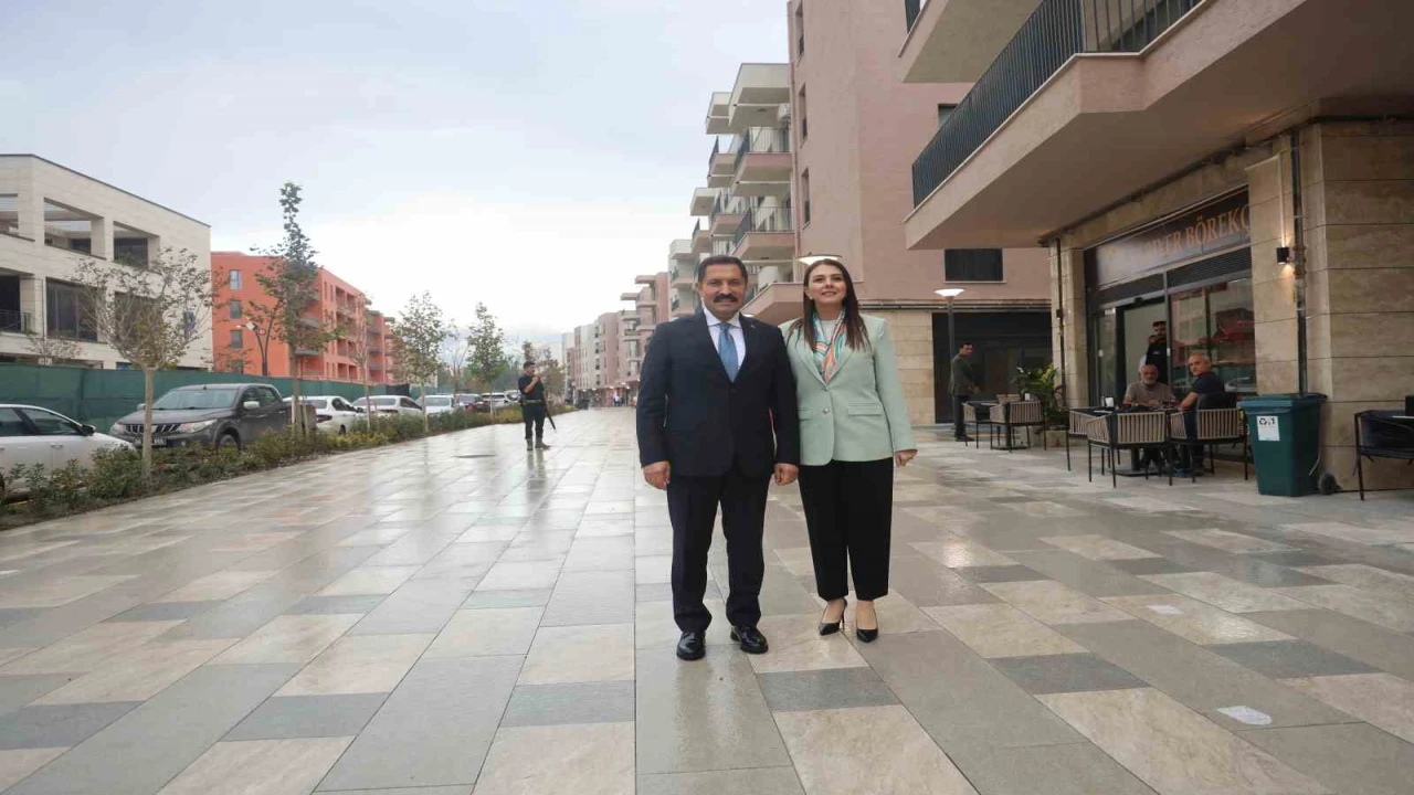 Depremde yerle bir olan Antakyanın kalbi Atatürk Caddesinde hayat yeniden başladı