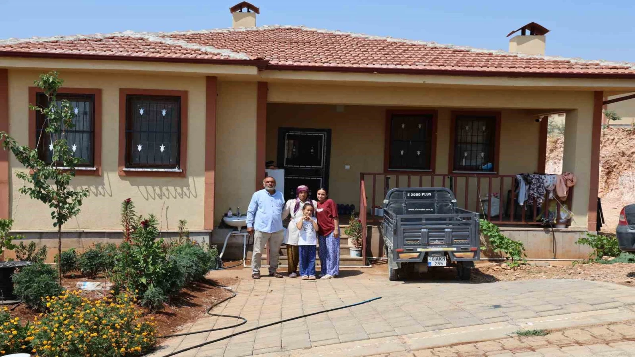 Depremzede aile yeni köy evinde hayata yeniden tutundu