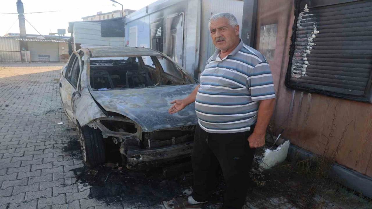 Depremzede vatandaş, camını kaldırım taşıyla kırdıkları otomobilini çalıştırırken yaktıklarını iddia etti