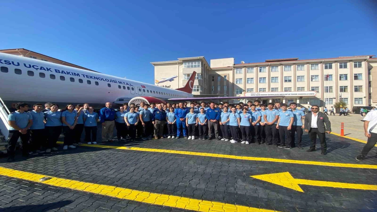 Dört astronot Aksudaki uçak okulunda öğrencilerle bir araya geldi