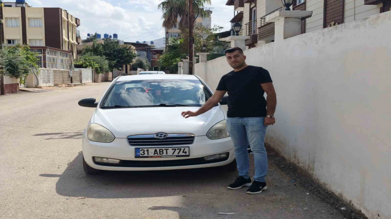 Düğünden yükselen silah sesleri nedeniyle kızını eve çıkaran adamın aracına yorgun mermi isabet etti