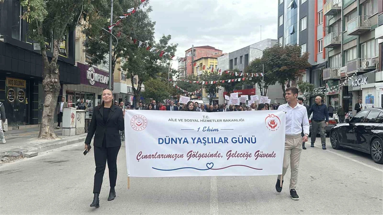 Dünya Yaşlılar Gününde her nesil el ele yürüdü