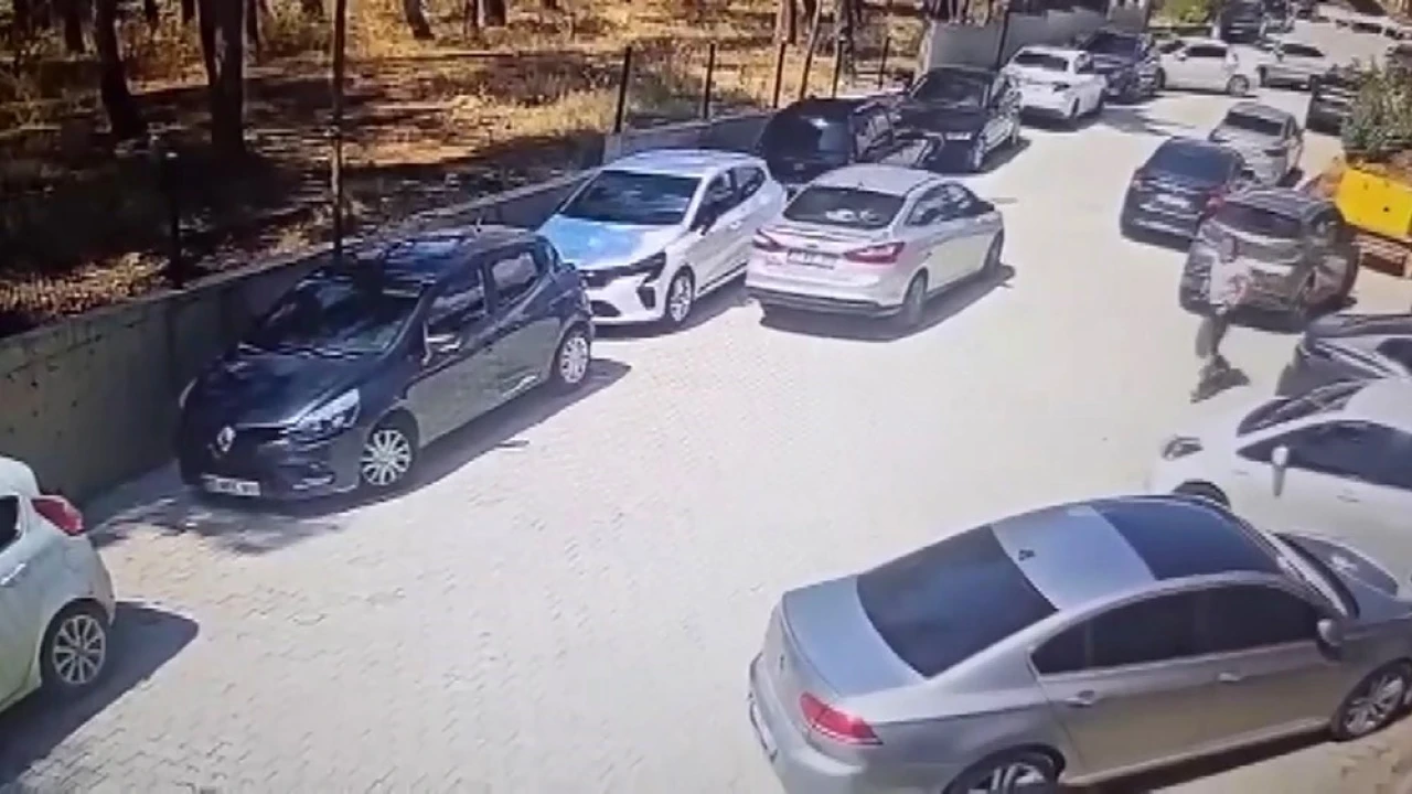 El freni çekilmeyen otomobil yokuş aşağı giderken güvenlik görevlileri durdurdu