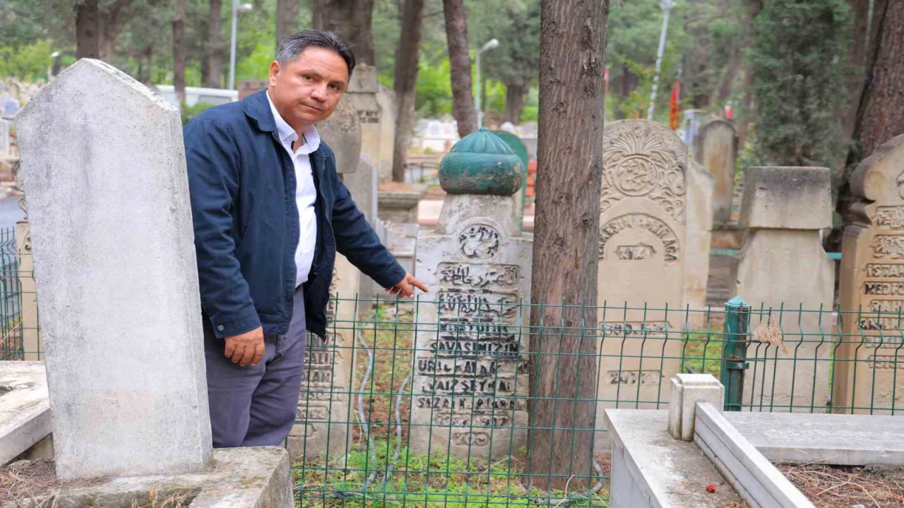 Eski Türkçe harflerle hazırlanan mezar taşının ardındaki Şeyh Ali Sezai Efendinin hikayesi