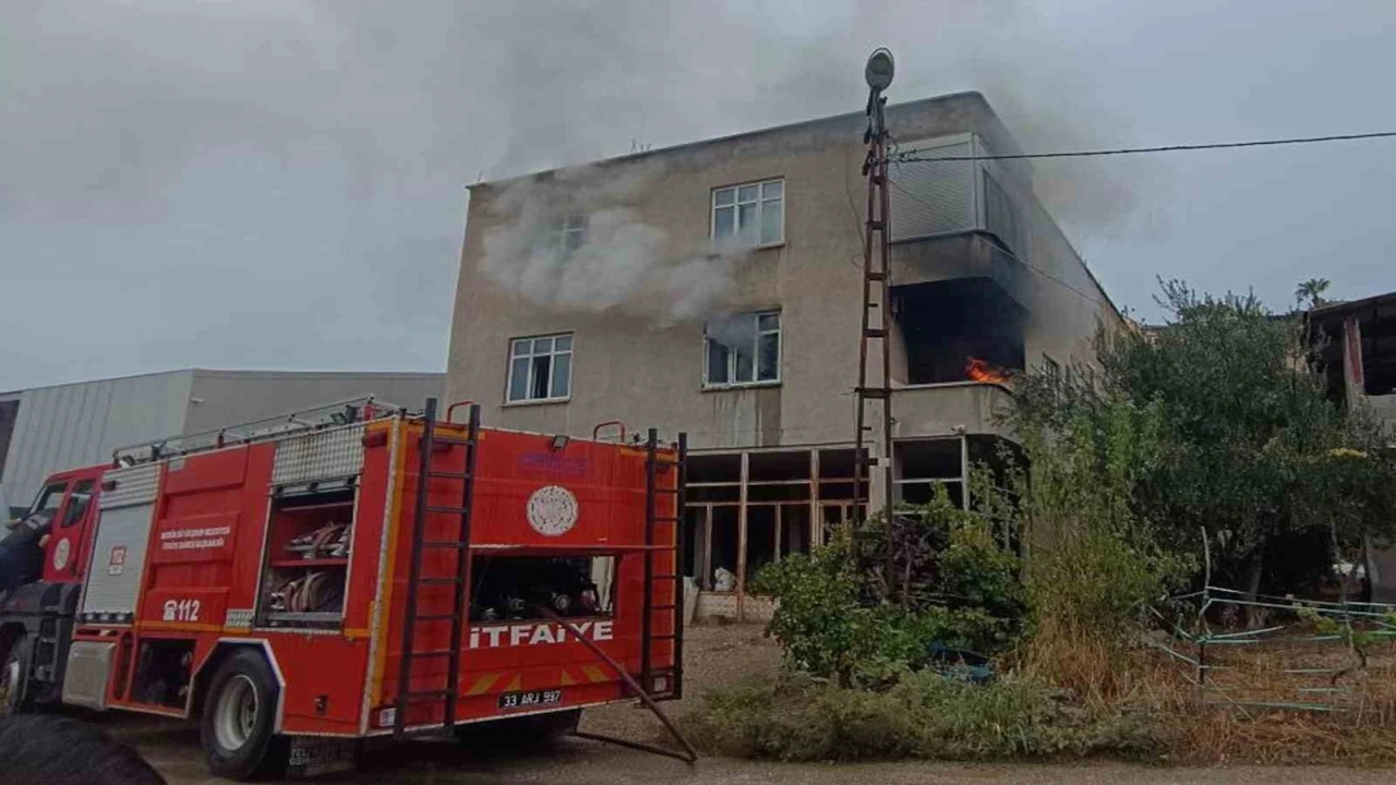 Ev yangınında mahsur kalan kadın kurtarıldı