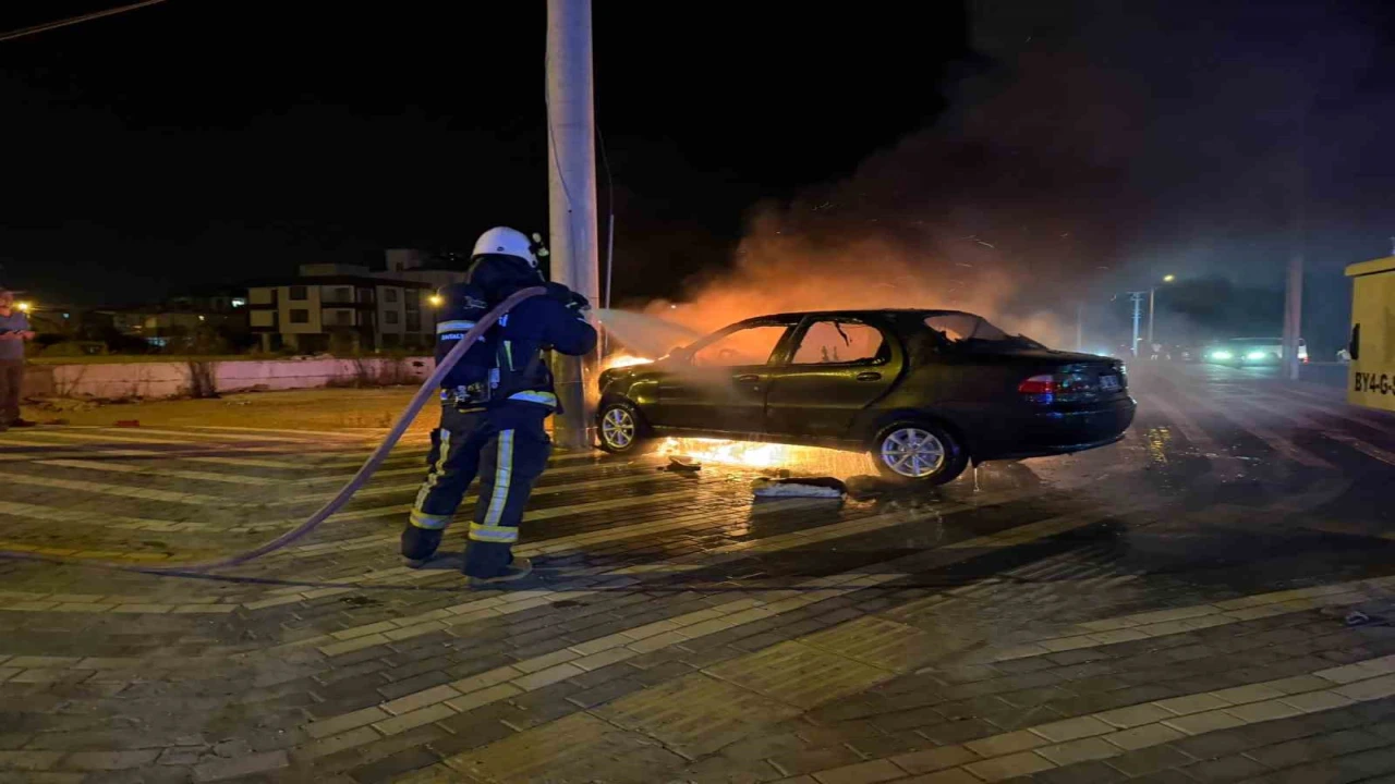 İki otomobil çarpıştı, elektrik direğine çarpan otomobil alev alev yandı: 2 yaralı
