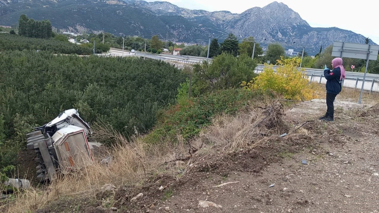Ispartada kum yüklü tır elma bahçesine devrildi, sürücü hayatını kaybetti