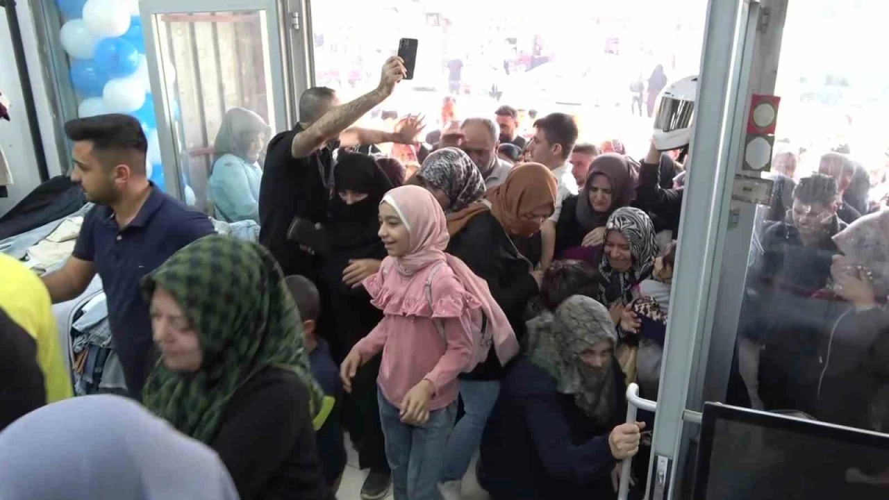 Kahramanmaraşta giyim mağazasında indirim izdihamı