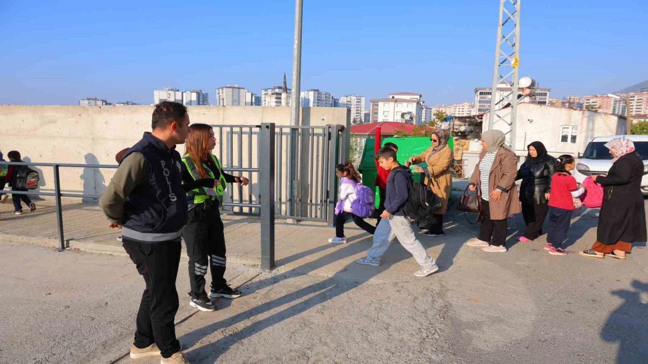 Kahramanmaraşta okullarda polisler de görev yapmaya başladı