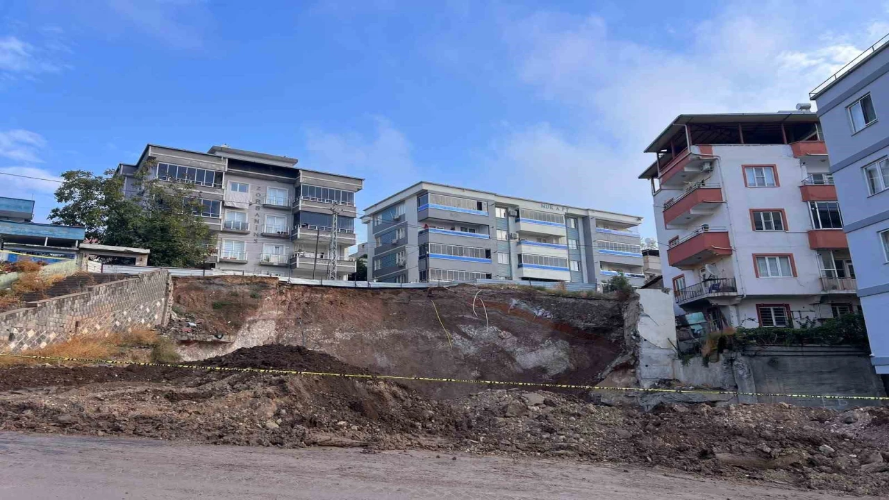 Kahramanmaraşta temel kazısı sırasında toprak kaydı, yol çöktü, vatandaşlar mağdur oldu