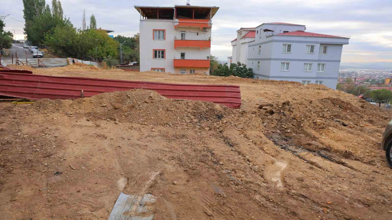 Kahramanmaraşta temel kazısında çöken alan ve yol toprakla dolduruldu