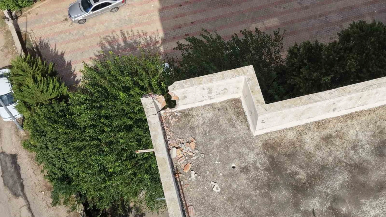 Kozanda apartmana düşen yıldırımın oluşturduğu hasar dronla görüntülendi