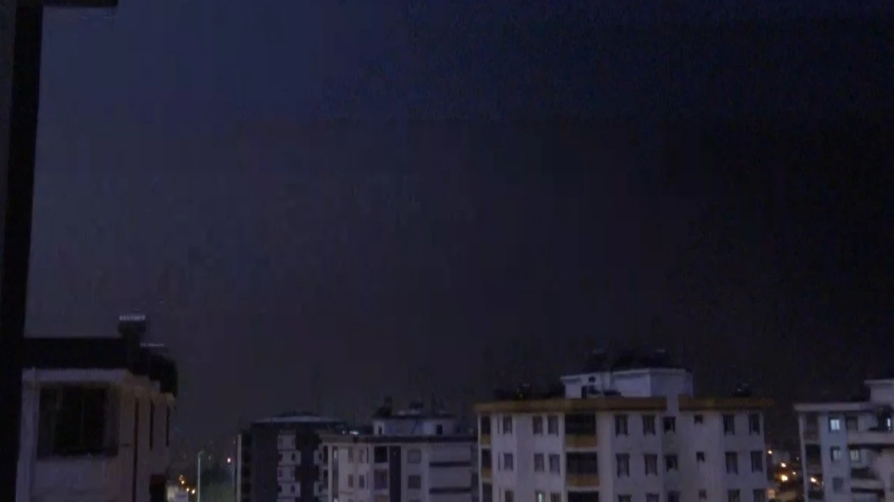 Kozanda yıldırımın düşme anı kamerada