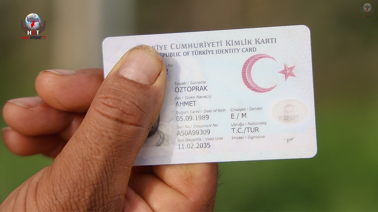 Mahalledeki herkesin soyadı 'Öztoprak' olunca baba isimleri ve ikinci isimlerle karışıklığın önüne geçtiler